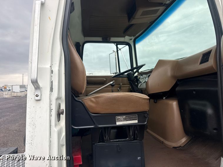 image for item EG8846 1993 Ford LA9000 semi truck