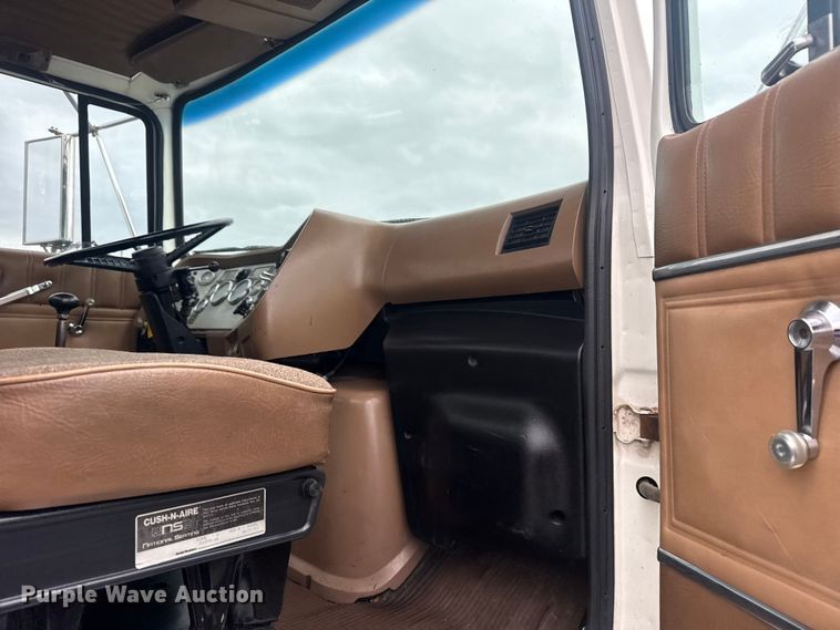 image for item EG8846 1993 Ford LA9000 semi truck