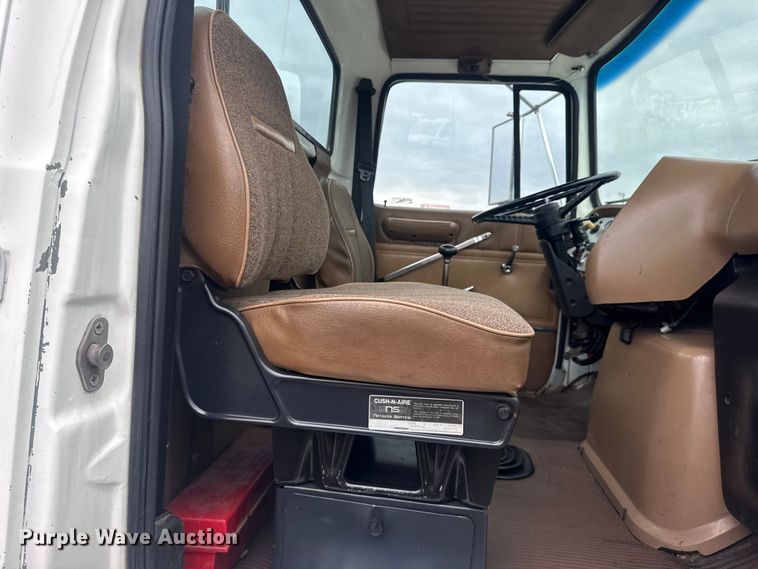 image for item EG8846 1993 Ford LA9000 semi truck