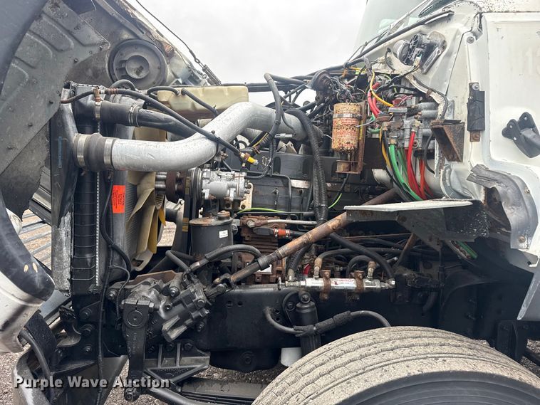 image for item EG8846 1993 Ford LA9000 semi truck