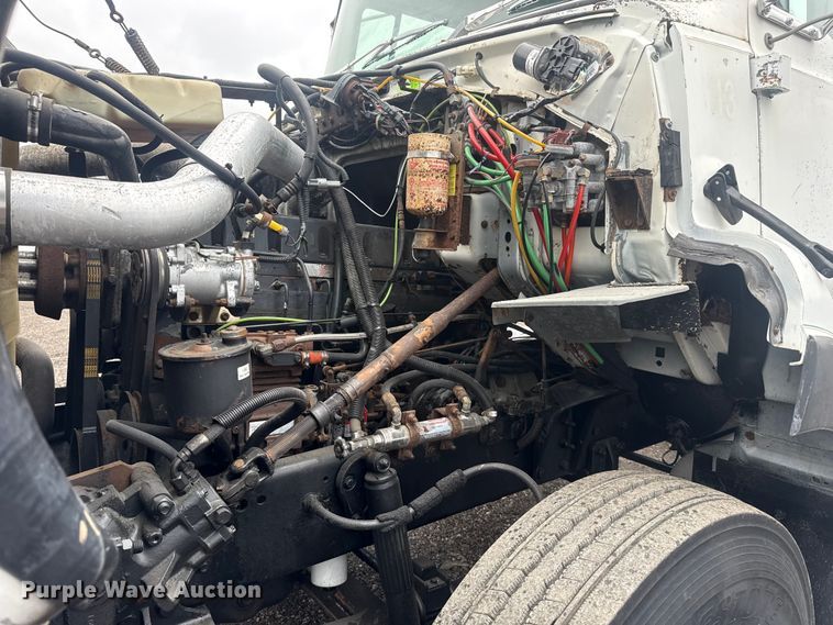 image for item EG8846 1993 Ford LA9000 semi truck