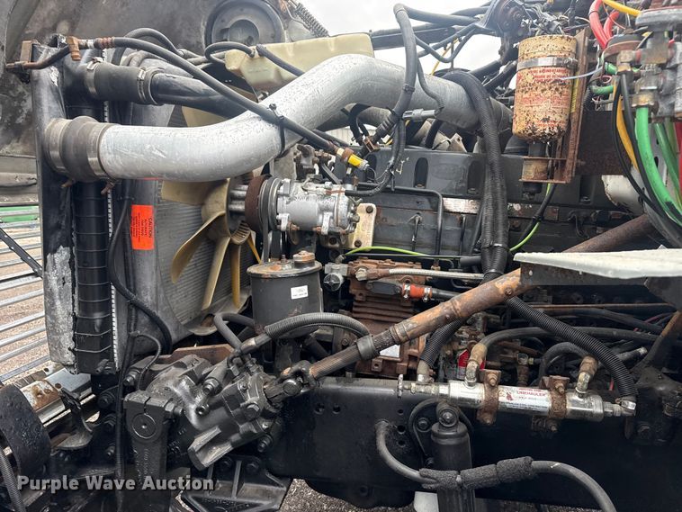 image for item EG8846 1993 Ford LA9000 semi truck