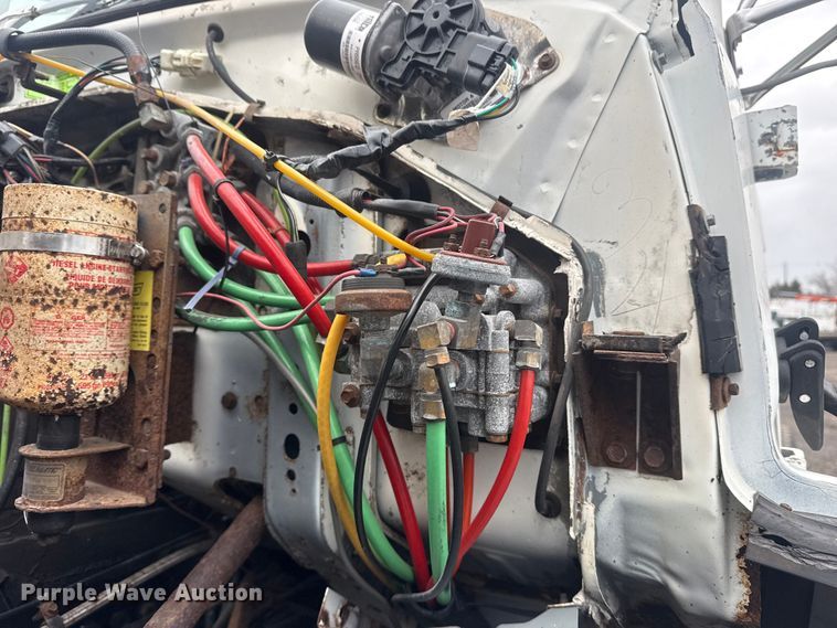 image for item EG8846 1993 Ford LA9000 semi truck