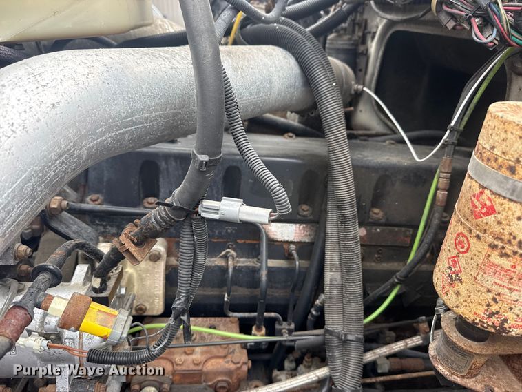 image for item EG8846 1993 Ford LA9000 semi truck