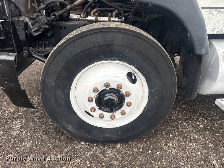 image for item EG8846 1993 Ford LA9000 semi truck