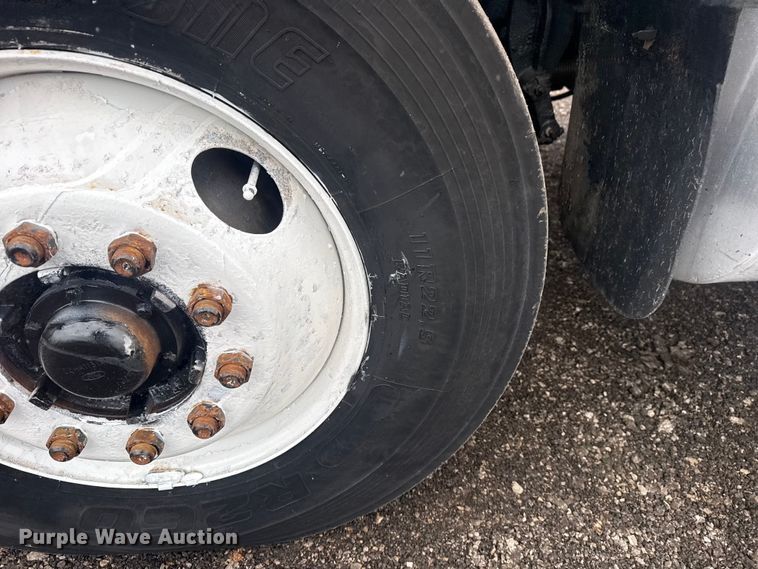 image for item EG8846 1993 Ford LA9000 semi truck