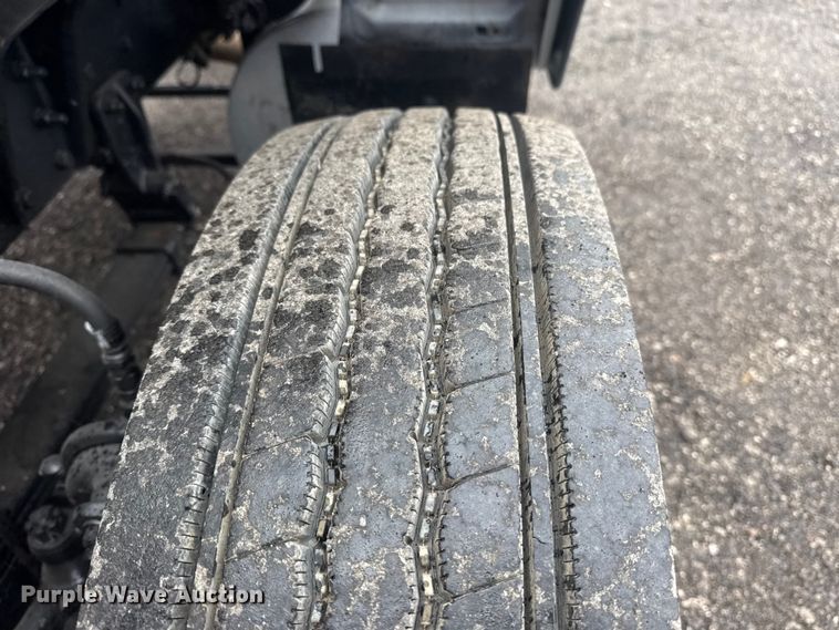 image for item EG8846 1993 Ford LA9000 semi truck