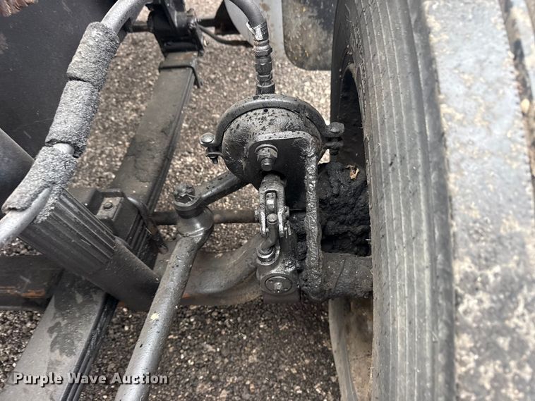 image for item EG8846 1993 Ford LA9000 semi truck