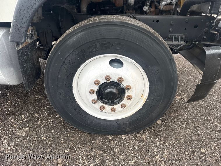 image for item EG8846 1993 Ford LA9000 semi truck