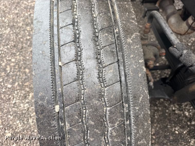 image for item EG8846 1993 Ford LA9000 semi truck