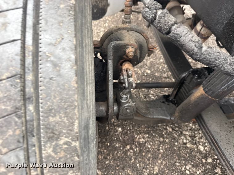 image for item EG8846 1993 Ford LA9000 semi truck