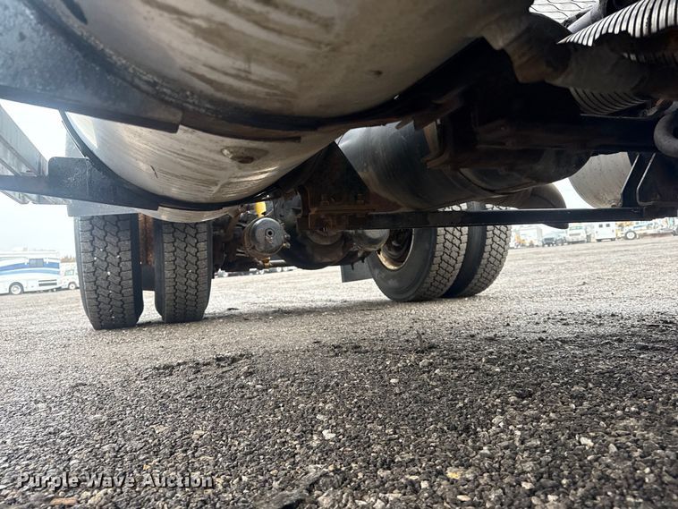 image for item EG8846 1993 Ford LA9000 semi truck