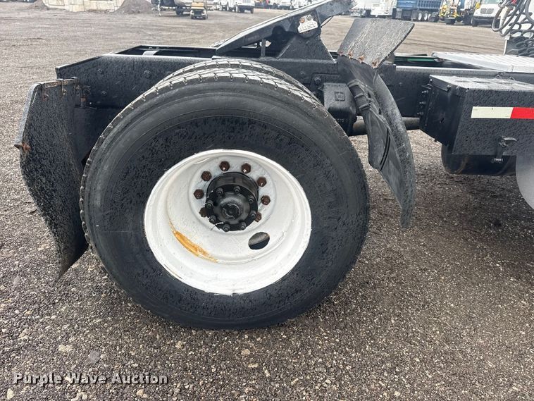 image for item EG8846 1993 Ford LA9000 semi truck