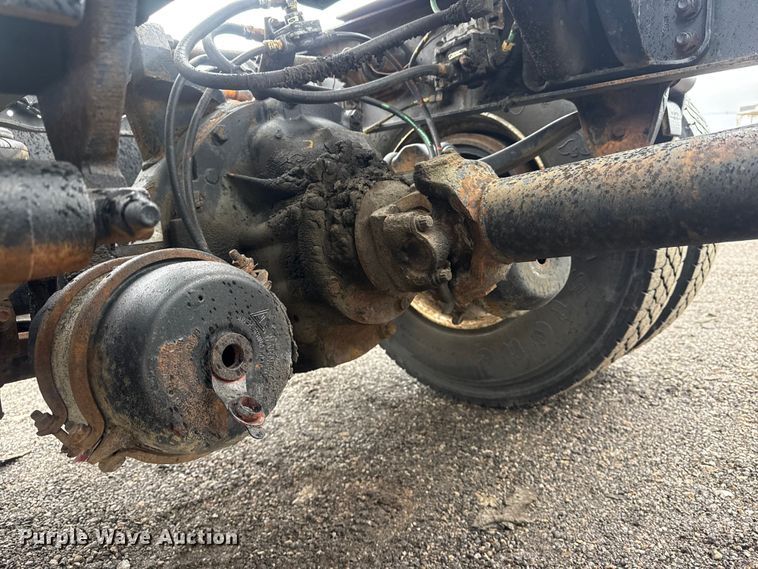 image for item EG8846 1993 Ford LA9000 semi truck