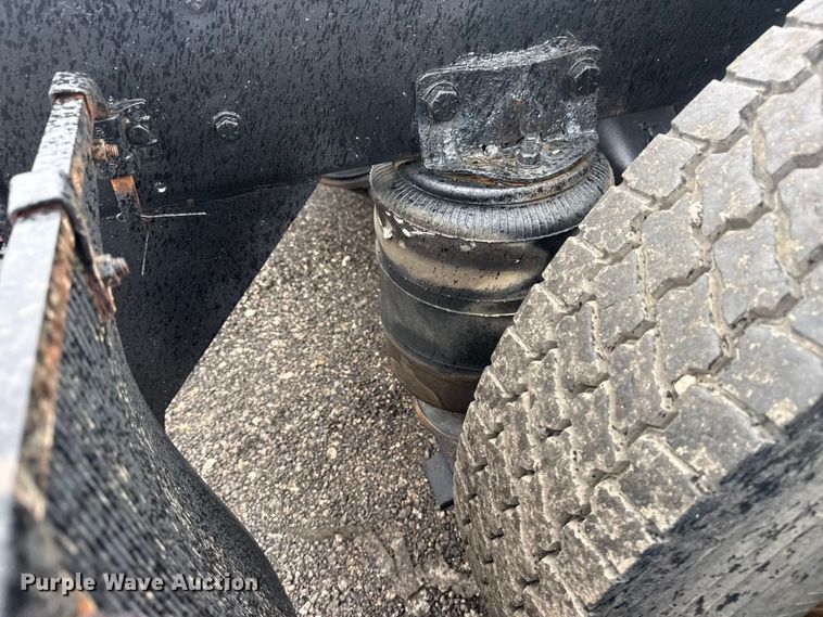 image for item EG8846 1993 Ford LA9000 semi truck