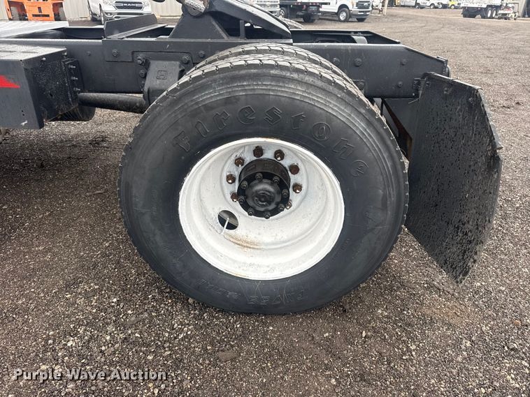 image for item EG8846 1993 Ford LA9000 semi truck