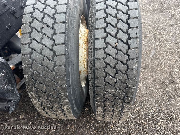 image for item EG8846 1993 Ford LA9000 semi truck