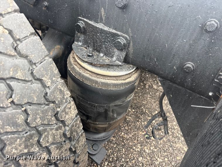 image for item EG8846 1993 Ford LA9000 semi truck