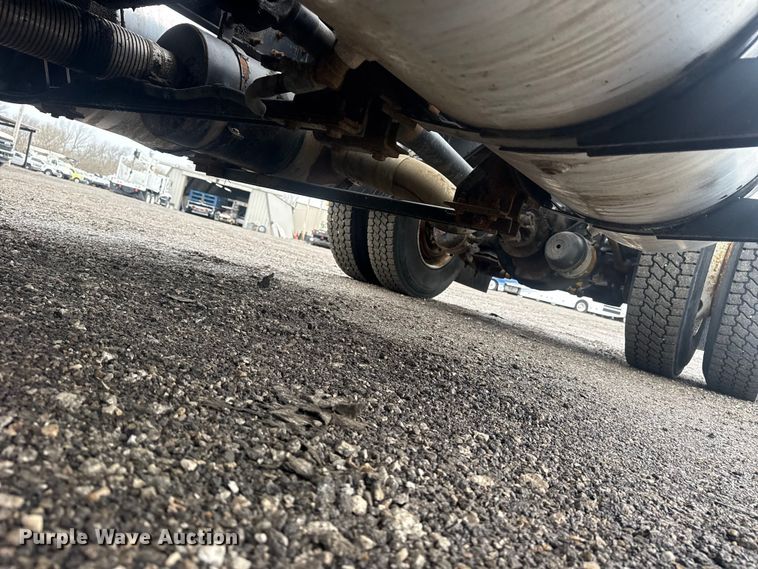 image for item EG8846 1993 Ford LA9000 semi truck