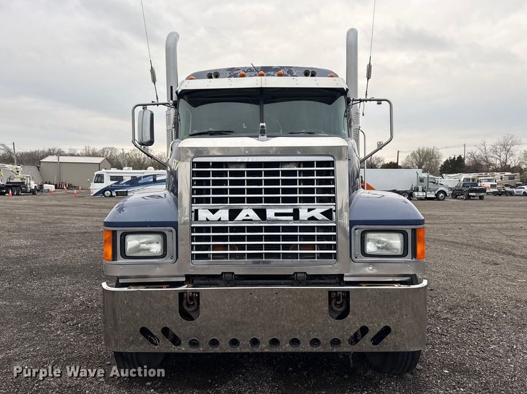 image for item EG8850 2006 Mack CHN semi truck