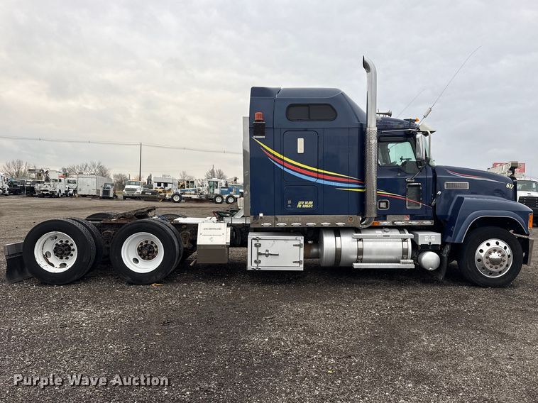image for item EG8850 2006 Mack CHN semi truck