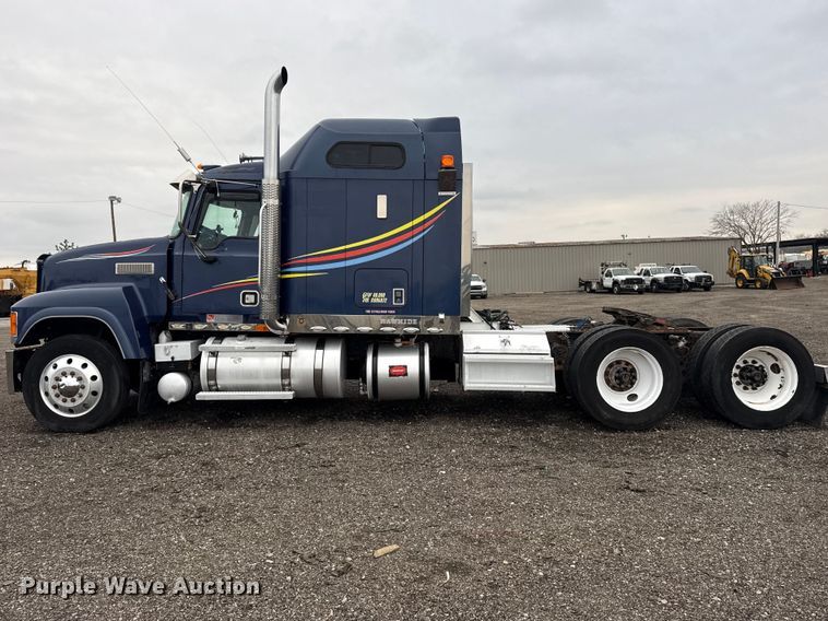 image for item EG8850 2006 Mack CHN semi truck