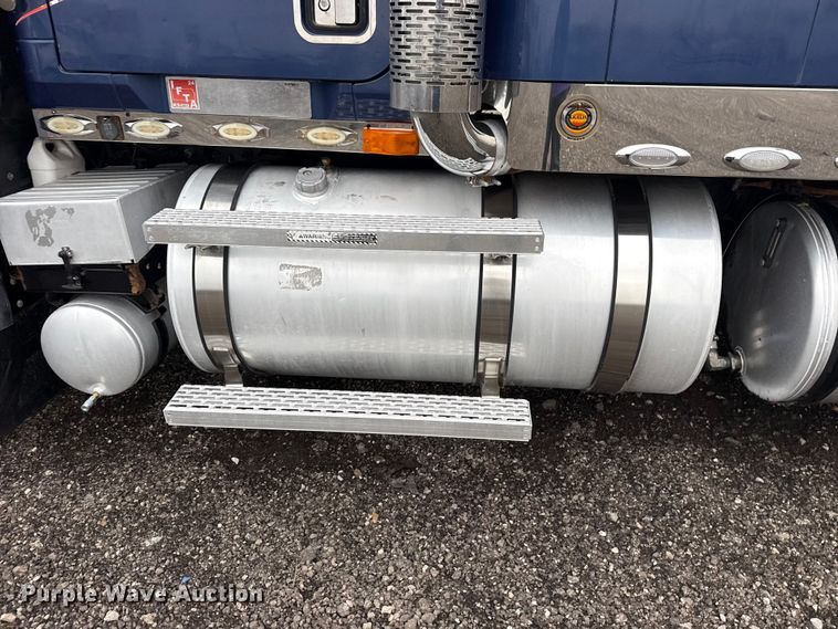 image for item EG8850 2006 Mack CHN semi truck