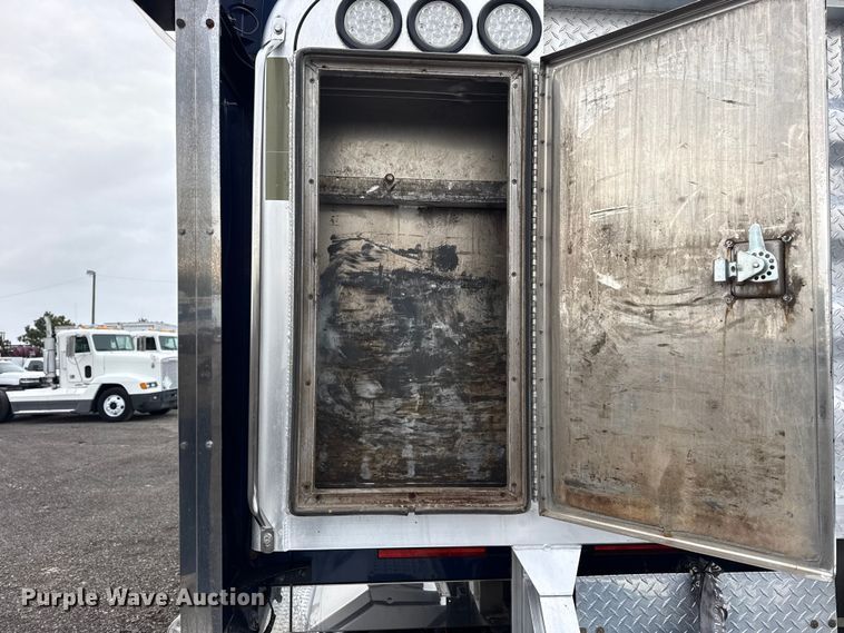 image for item EG8850 2006 Mack CHN semi truck