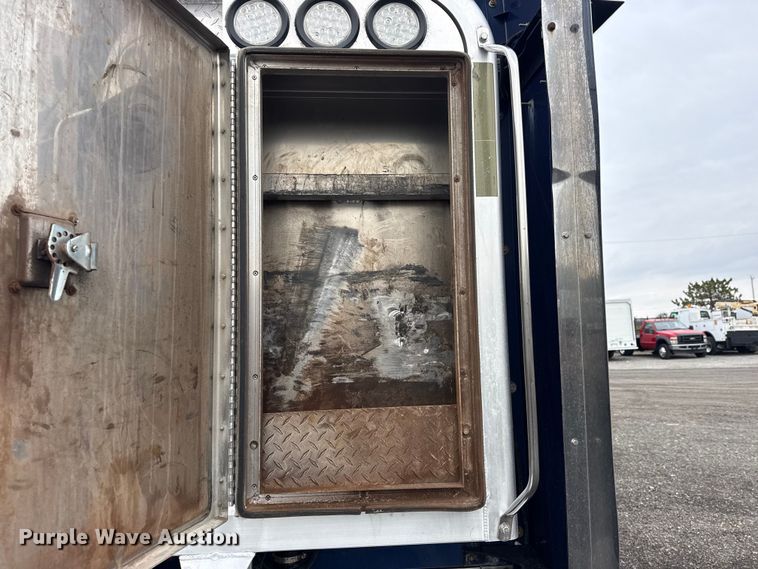 image for item EG8850 2006 Mack CHN semi truck