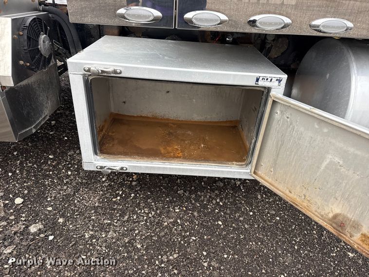 image for item EG8850 2006 Mack CHN semi truck