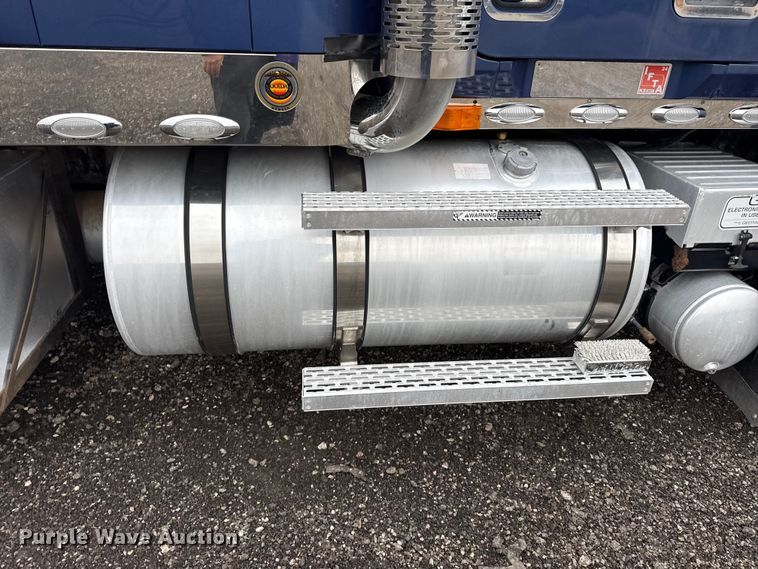 image for item EG8850 2006 Mack CHN semi truck