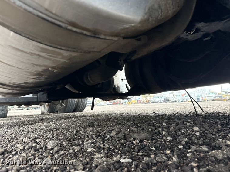 image for item EG8850 2006 Mack CHN semi truck