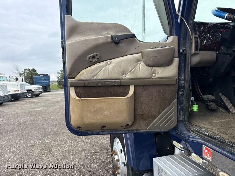 image for item EG8850 2006 Mack CHN semi truck