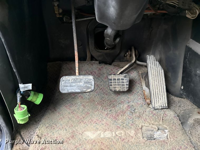 image for item EG8850 2006 Mack CHN semi truck