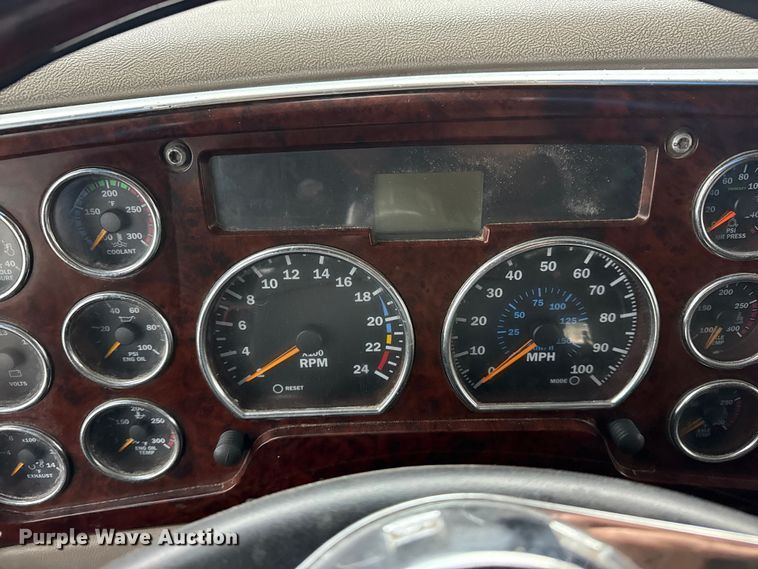 image for item EG8850 2006 Mack CHN semi truck