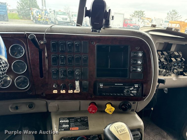 image for item EG8850 2006 Mack CHN semi truck