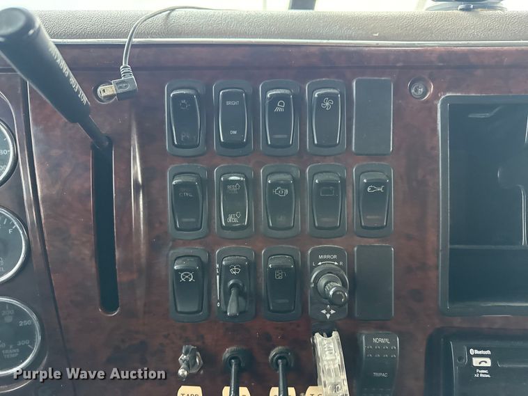 image for item EG8850 2006 Mack CHN semi truck