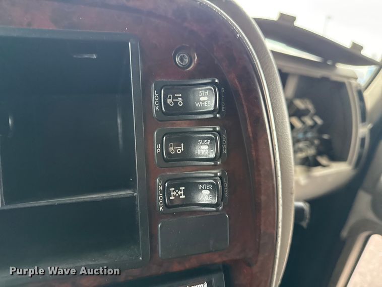 image for item EG8850 2006 Mack CHN semi truck