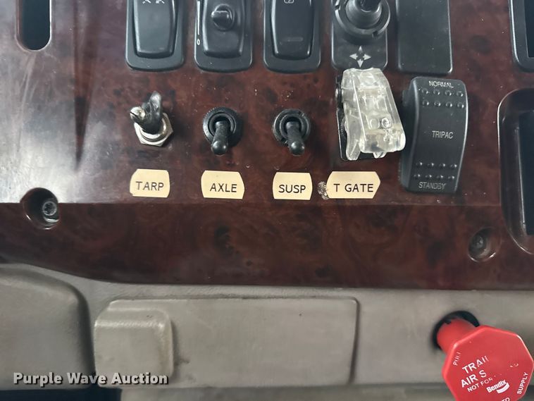 image for item EG8850 2006 Mack CHN semi truck