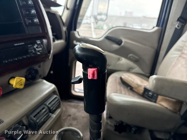 image for item EG8850 2006 Mack CHN semi truck