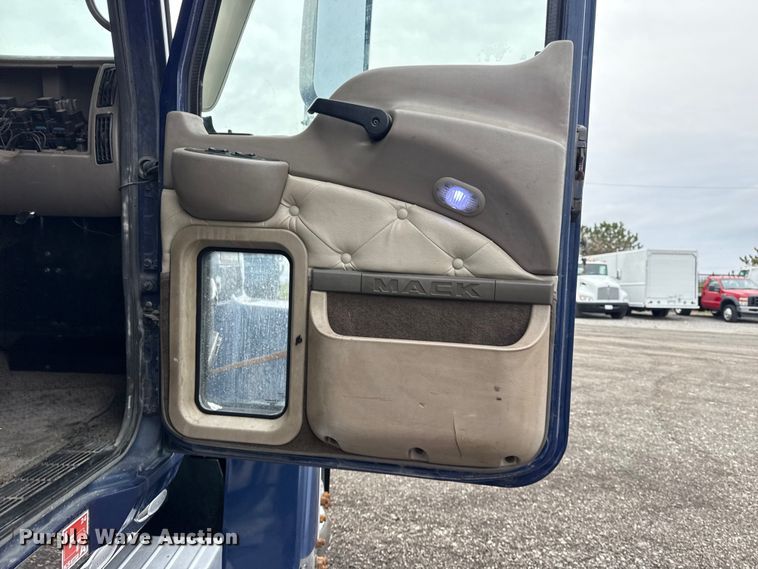 image for item EG8850 2006 Mack CHN semi truck