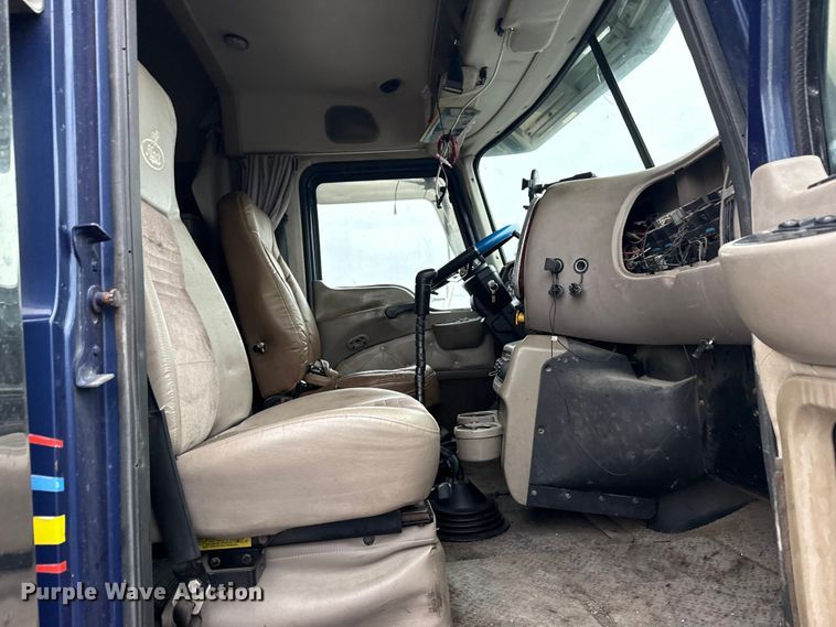 image for item EG8850 2006 Mack CHN semi truck