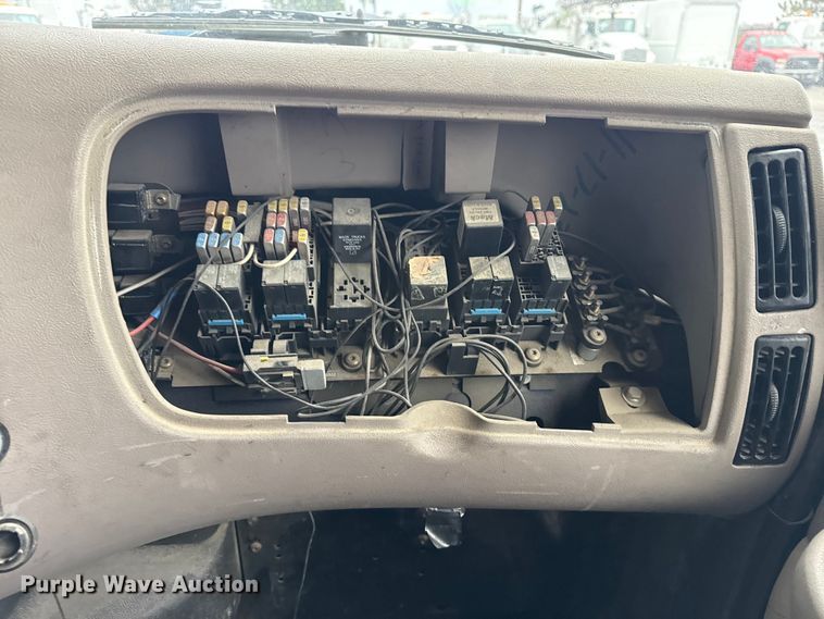 image for item EG8850 2006 Mack CHN semi truck