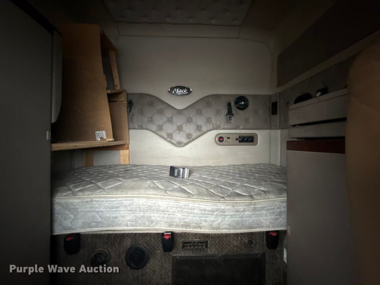 image for item EG8850 2006 Mack CHN semi truck