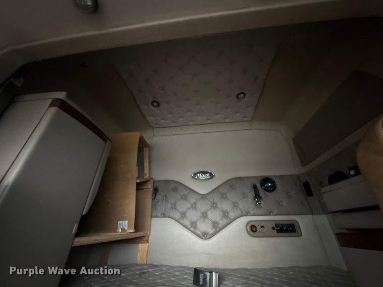 image for item EG8850 2006 Mack CHN semi truck