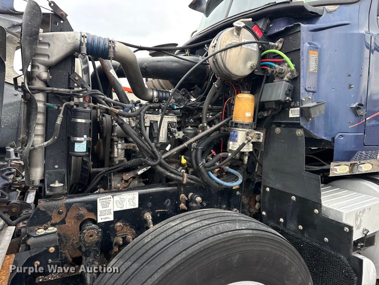 image for item EG8850 2006 Mack CHN semi truck