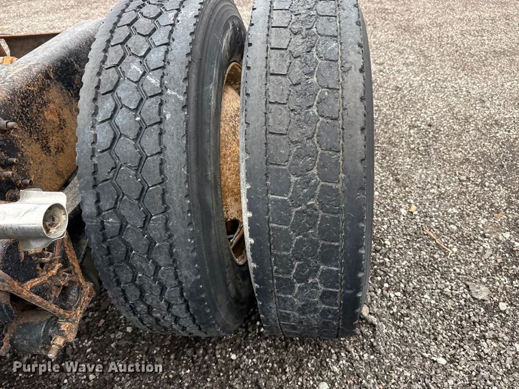 image for item EG8850 2006 Mack CHN semi truck