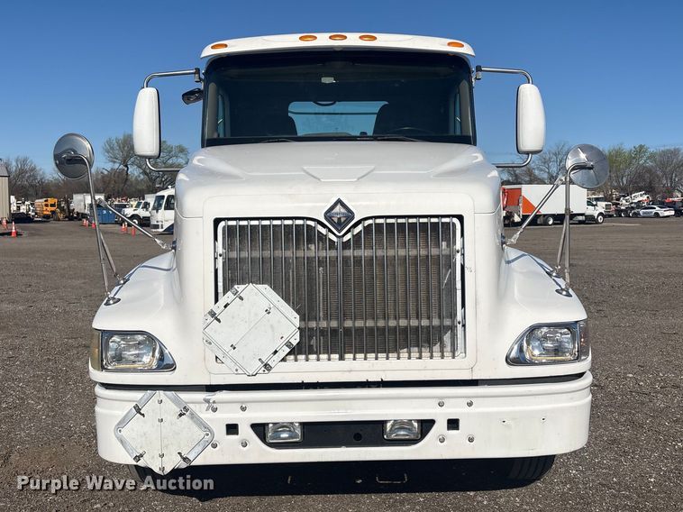 image for item EG8857 2006 International 9400 semi truck