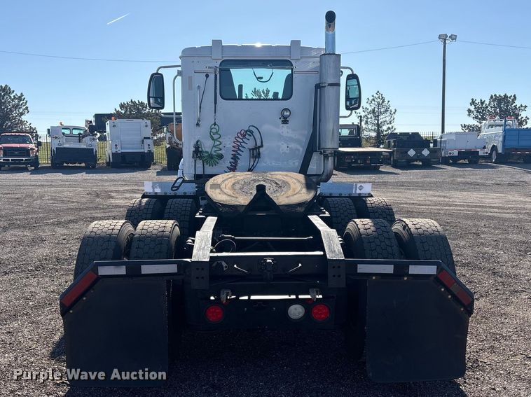 image for item EG8857 2006 International 9400 semi truck