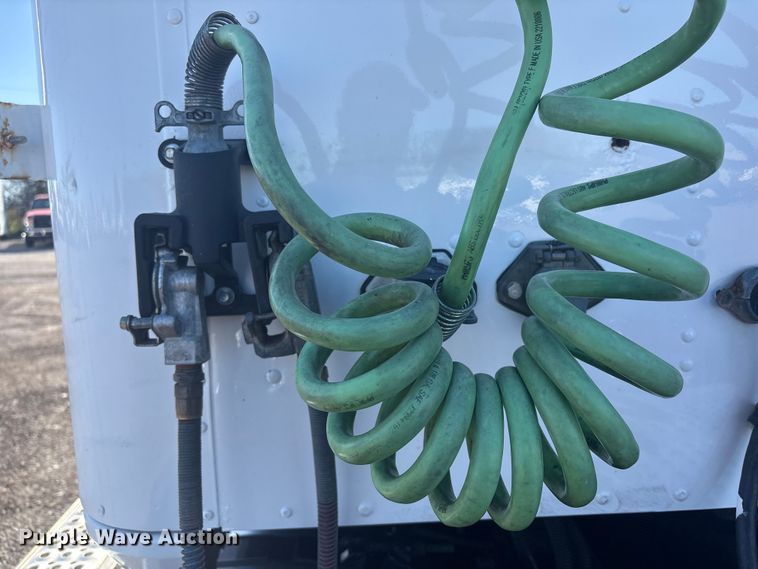 image for item EG8857 2006 International 9400 semi truck